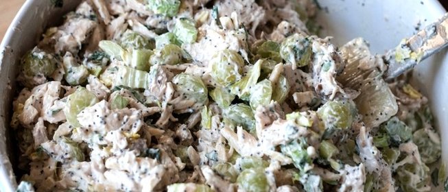 Салат с виноградом, курицей и сельдереем