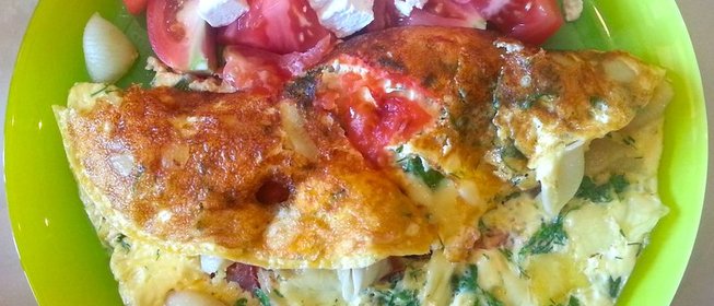 Омлет с макаронами, сыром и зеленью