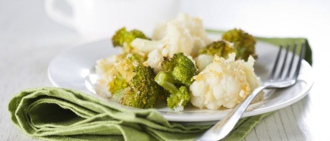 Цветная капуста и брокколи с чесноком, запеченные в духовке