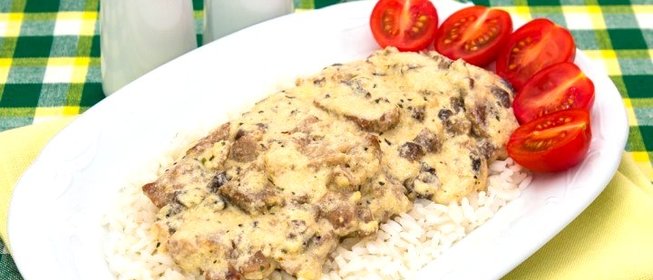 Свинина с грибами в сливочно-сырном соусе