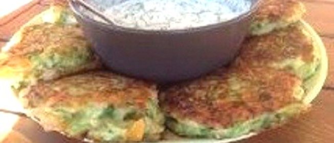 Оладьи из кабачков со сметанно-чесночным соусом