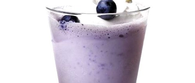 Молочный коктейль с черникой