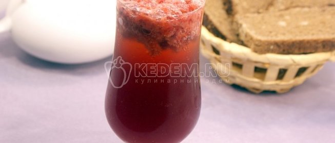 Коктейль с красным вином и клубникой