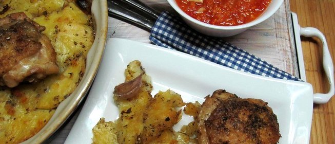 запеченный картофель с куриными бедрами