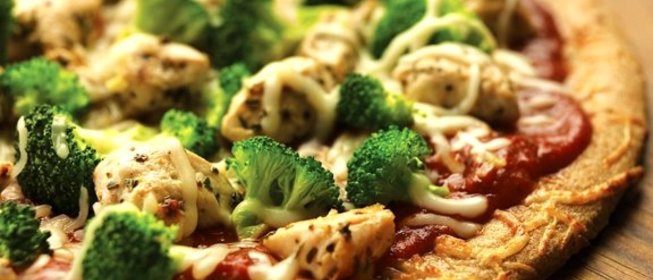 Пицца с брокколи и курицей