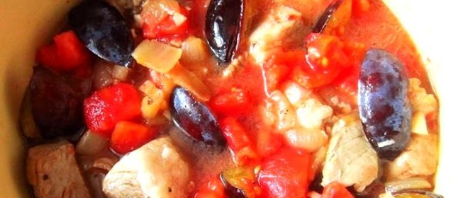 Свинина, тушеная со сливами