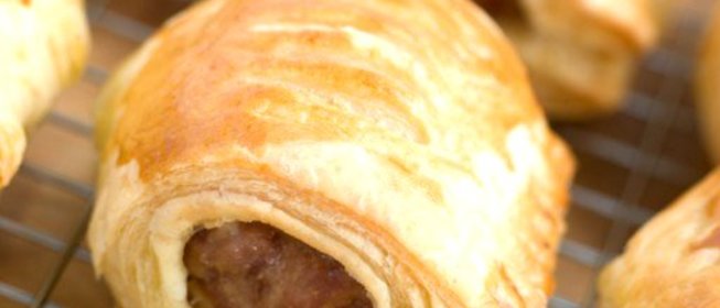 Маленькие сосиски в полосках слоеного теста