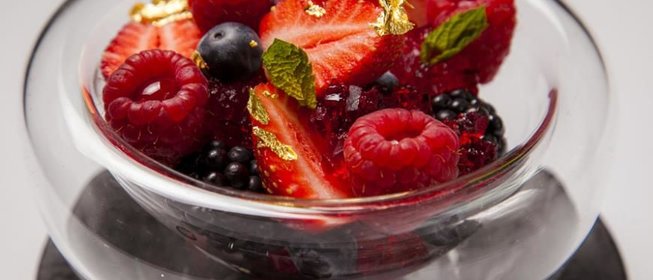 Ягоды в желе из розового шампанского