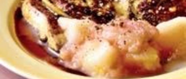 Горячая закуска из фуа-гра и яблок с соусом из ривзальта