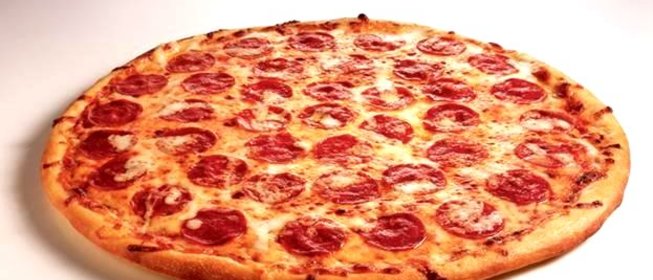 Пицца с помидорами и колбасой