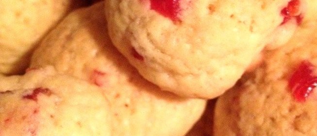 Песочное кукурузное печенье с сушеной вишней