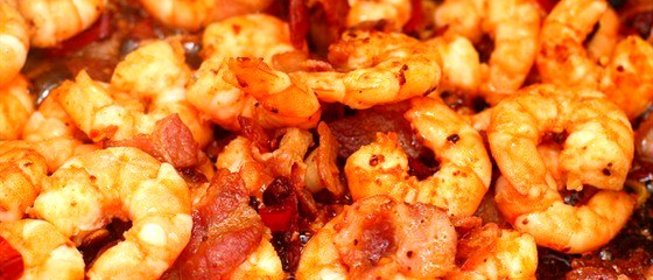 Чесночные креветки с ветчиной и красными перцами по‑испански