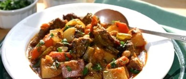 Говядина с овощами на сковороде