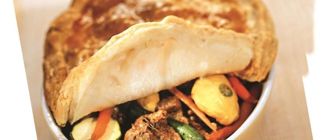 Говядина с молодыми овощами под хлебной крышкой