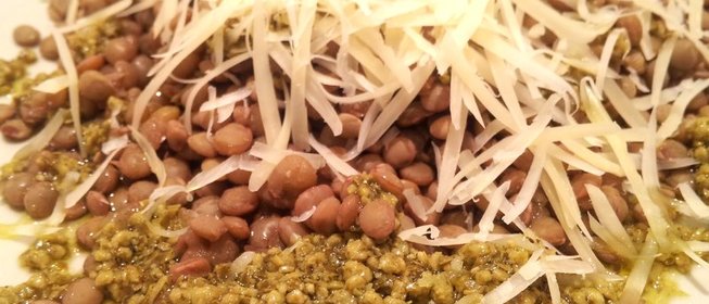 Зеленая чечевица с песто и пармезаном