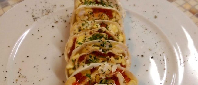 Омлет в лаваше с икрой и сыром