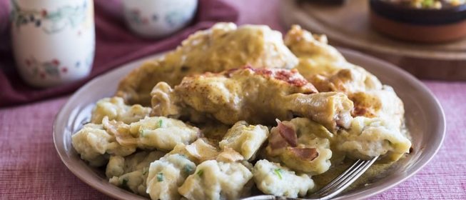 Тушеная курица с клецками