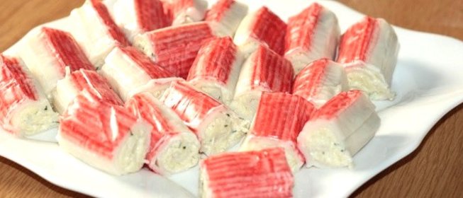 Крабовые палочки, фаршированные сыром