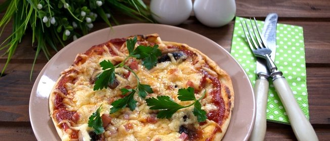 Пицца с шампиньонами, колбасой и сыром