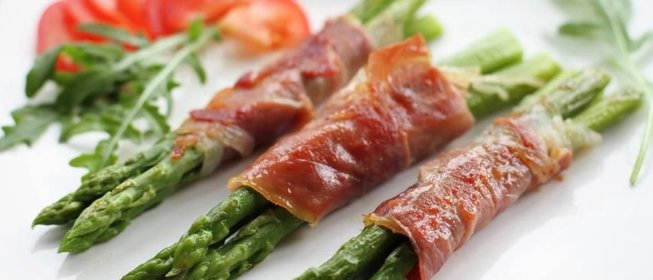 Закуска из спаржи и сыровяленого мяса