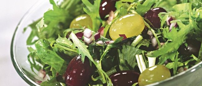 Салат с виноградом и кудрявым эндивием