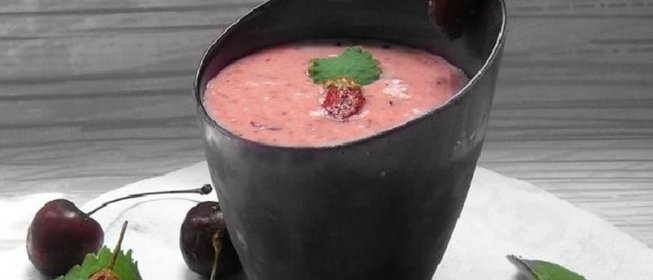 Йогуртовый смузи с клубникой и черешней