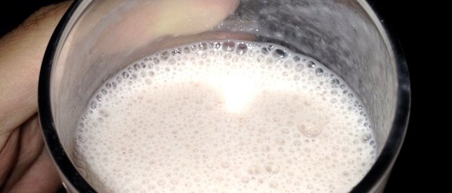 Смузи с бананом и клубникой