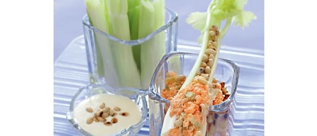 Легкая закуска на черешках сельдерея