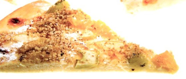 Пицца с грушей, луком, орехами и двумя видами сыра