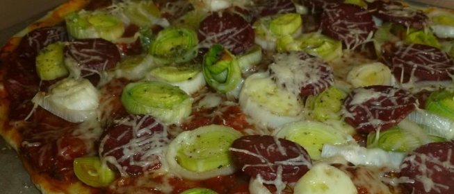 Пицца с пореем и салями