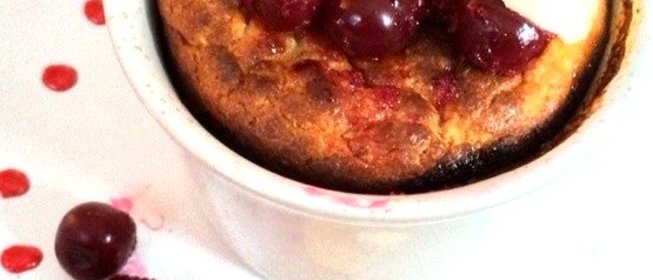 Легкая творожная запеканка с вишней