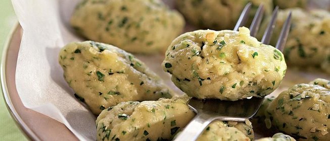Клецки с петрушкой и чесночным маслом