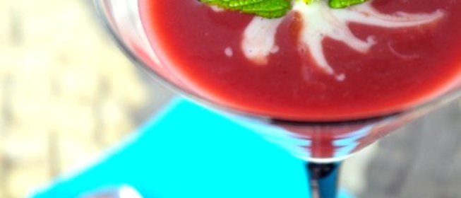 Малиново-лимонный коктейль с медом и сахаром