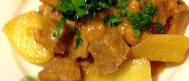 Тушеная говядина с фасолью и зеленью