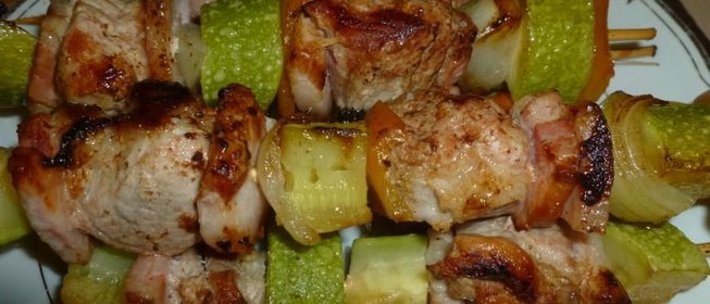 Свинина с овощами на шпажках