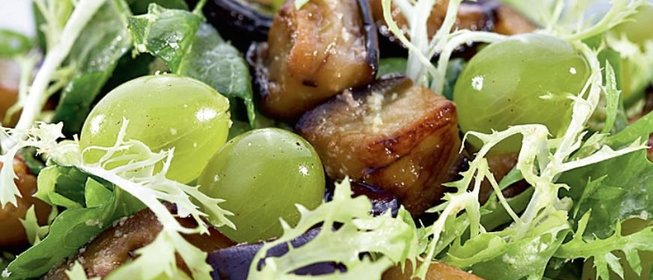 Горячие баклажаны с виноградом и соусом из лесных орехов