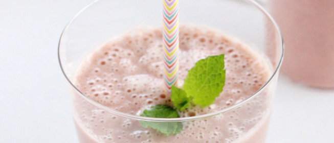 Смузи из авокадо и малины