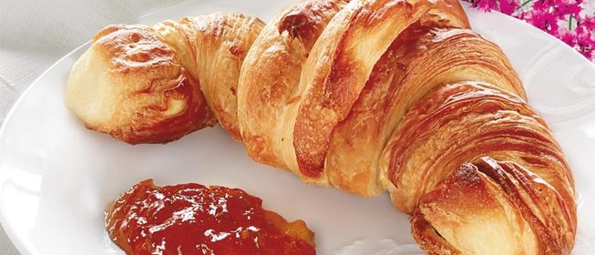 Французский завтрак (круассан и кофе с молоком)