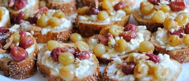 Брускетта с виноградом, розмарином и рикоттой