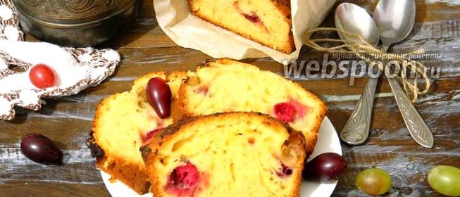Кекс с виноградом и кизилом