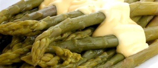 Зеленая спаржа под соусом