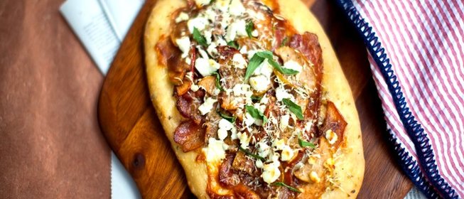 Пицца с яблоками и сыром