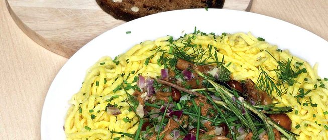 Пшеничные клецки с тушеными грибами и розмарином