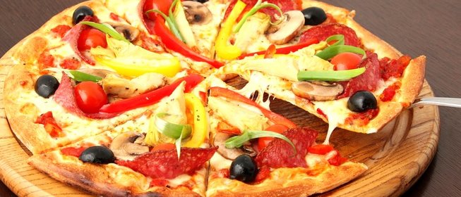 Пицца с овощами и колбасой