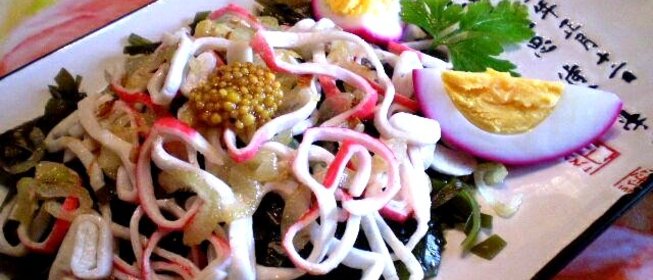 Салат из морской капусты и жаренных крабовых палочек