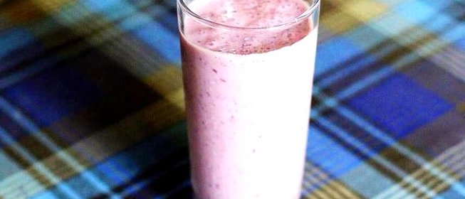 Молочный коктейль с замороженными ягодами