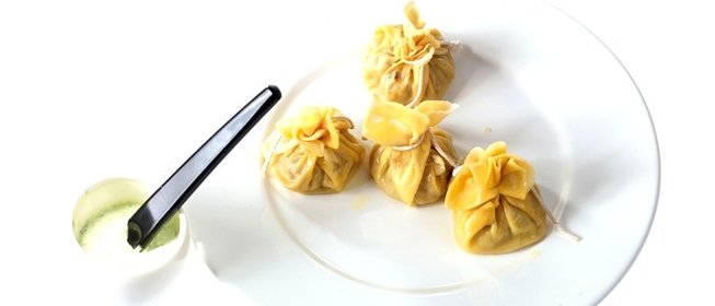 Пельмени из яичного теста с имбирной бараниной