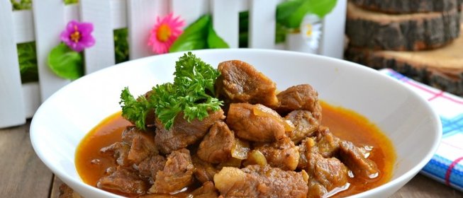 Свинина тушеная в яблочном соке