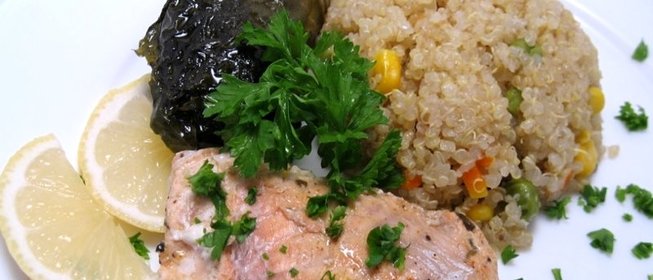 Лосось в виноградных листьях