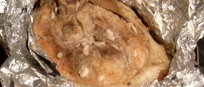Свинина в фольге со специями и чесноком